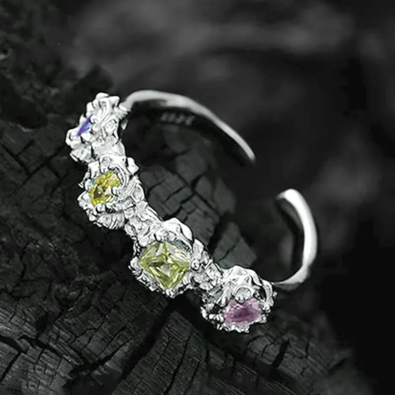 ziedas su spalvotais kristalais