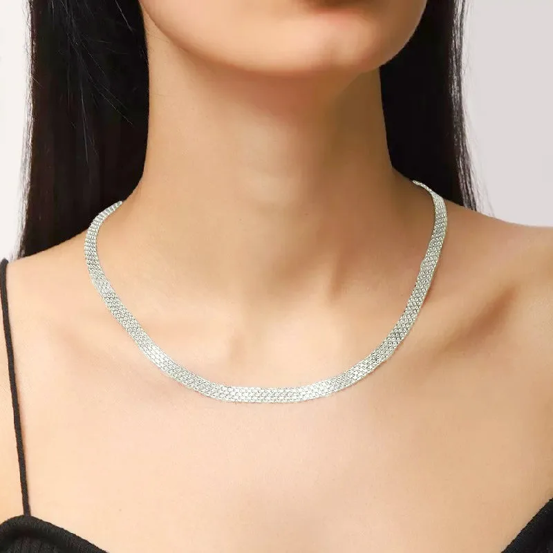 platus kaklo papuošalas