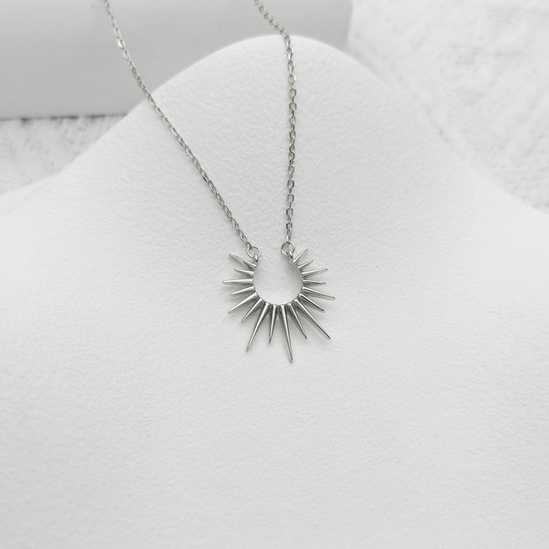 Kaklo papuošalas Solis 3 kaklo papuošalas saule