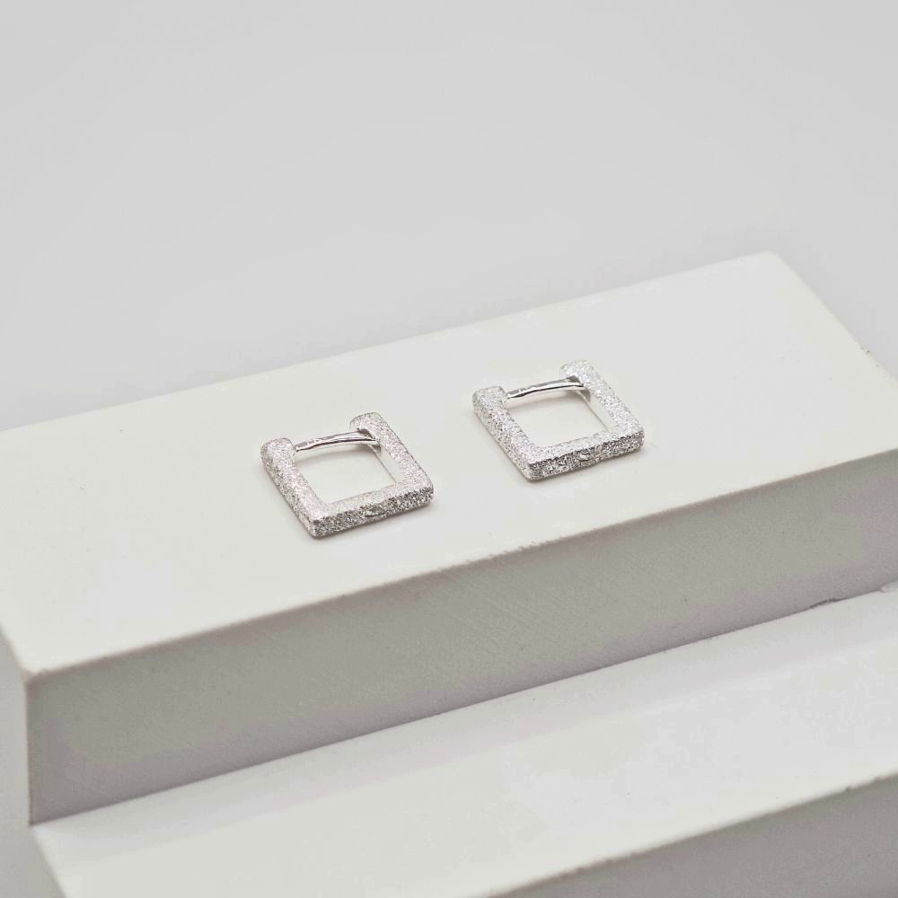 Sidabriniai auskarai Frame 3 balto sidabro auskarai